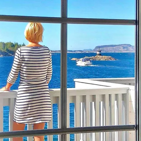 6 Person In Austrheim *