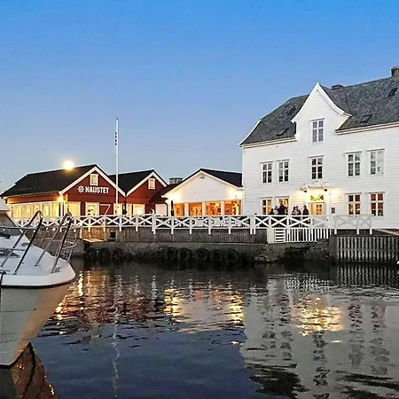 6 Person In Austrheim Semesterbostad *